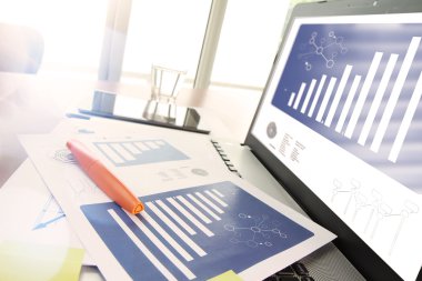 ofis masaları ile akıllı telefon ve dijital iş belgeleri 