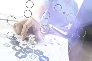 Dizüstü bilgisayar tıbbi çalışma alanı Office ile çalışan doktor