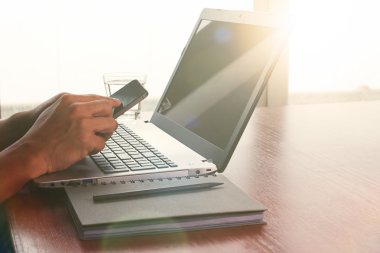 İş adamı el ahşap dizüstü bilgisayar üzerinde çalışan yakın çekim