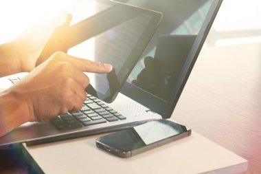 Tablet pc üzerinde çalışan işadamı