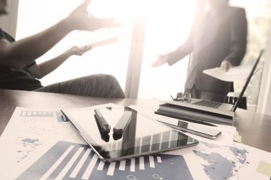 ofis masaları ile akıllı telefon ve dijital iş belgeleri 