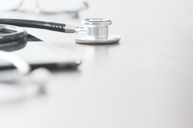 Studio makrosu bir stetoskop ve ahşap masa b dijital tablet