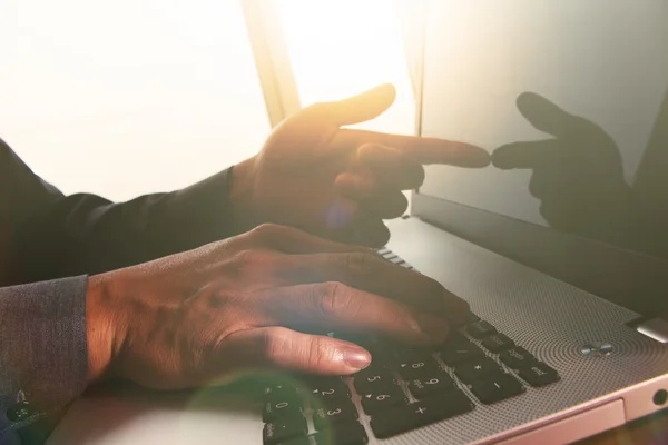 Mão homem de negócios trabalhando com computador portátil e tocando em s — Fotografia de Stock