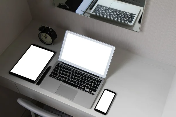 Ordinateur portable à écran blanc et téléphone intelligent et tablette numérique — Photo