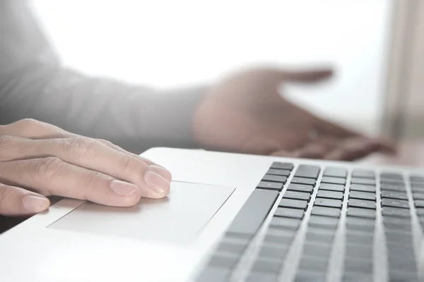 Close-up van business man hand werken op laptopcomputer met zodat — Stockfoto