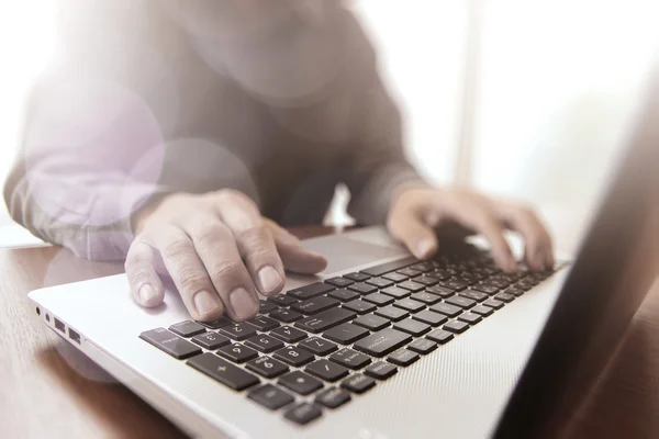 Primo piano di mano uomo d'affari che lavora sul computer portatile — Foto Stock