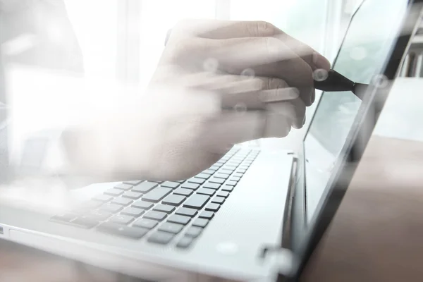 Homem de negócios mão trabalhando no computador portátil na mesa de madeira como c — Fotografia de Stock