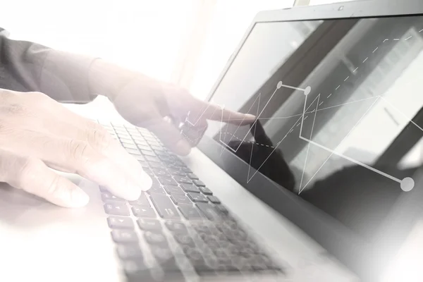 Business man hand werken op laptopcomputer op houten bureau als c — Stockfoto