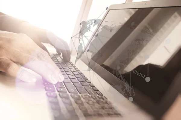 Nahaufnahme eines Geschäftsmannes, der an einem Laptop mit so viel — Stockfoto