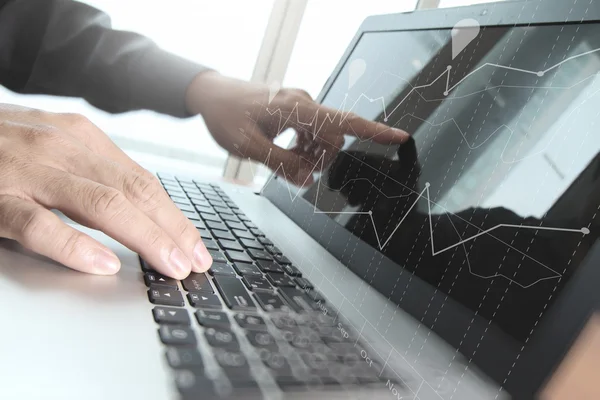 Закрытие руки бизнесмена, работающего на ноутбуке с так называемым — стоковое фото