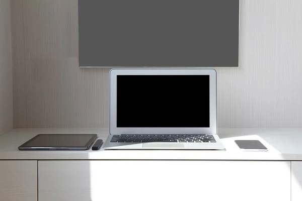 Boş ekran dizüstü bilgisayar ve akıllı telefon ve dijital tablet — Stok fotoğraf