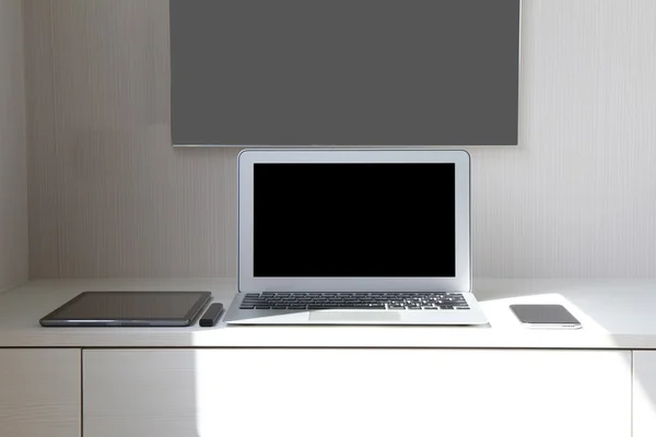 Blank screen laptop computer and smart phone and digital tablet — Stock Photo, Image