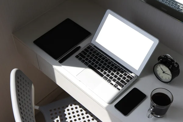 Computer portatile con schermo vuoto e smartphone e tablet digitale — Foto Stock