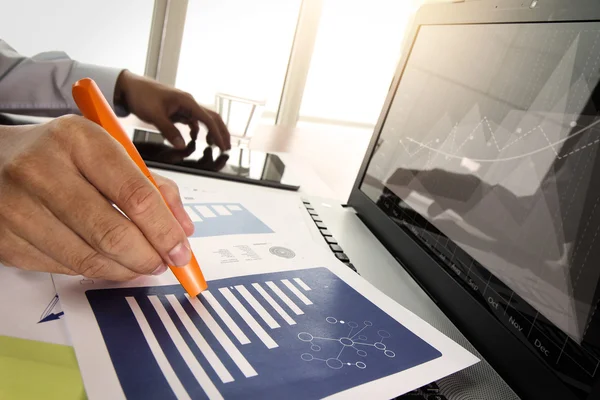 Geschäftsunterlagen auf dem Bürotisch mit Smartphone und Digital — Stockfoto