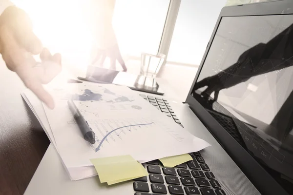 Primo piano di mano uomo d'affari che lavora sul computer portatile con così — Foto Stock