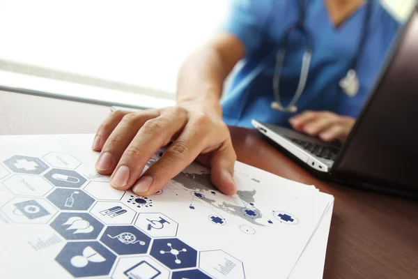 Médico que trabalha com computador portátil no escritório do espaço de trabalho médico — Fotografia de Stock