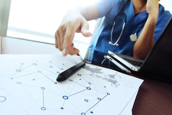 Médico que trabalha com computador portátil no escritório do espaço de trabalho médico — Fotografia de Stock