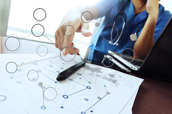 Médico que trabalha com computador portátil no escritório do espaço de trabalho médico — Fotografia de Stock