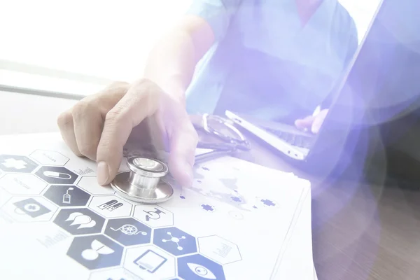 Médecin travaillant avec un ordinateur portable dans un bureau médical — Photo