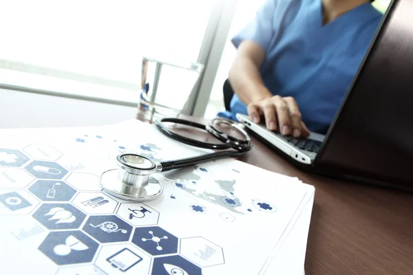 Médico que trabalha com computador portátil no escritório do espaço de trabalho médico — Fotografia de Stock