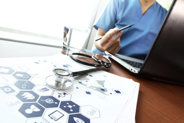 Médico trabajando con computadora portátil en oficina de espacio de trabajo médico — Foto de Stock