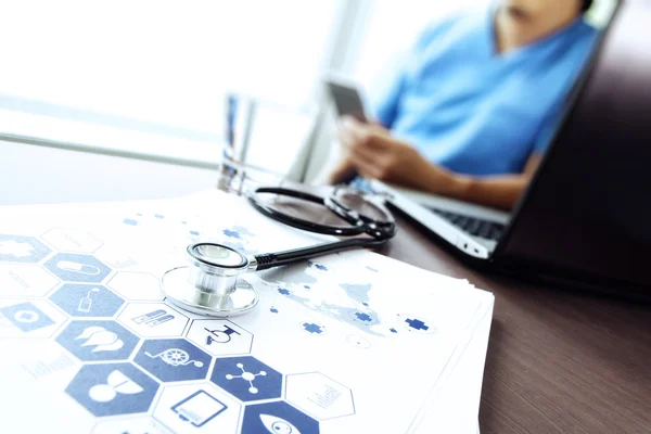 Médecin travaillant avec un ordinateur portable dans un bureau médical — Photo