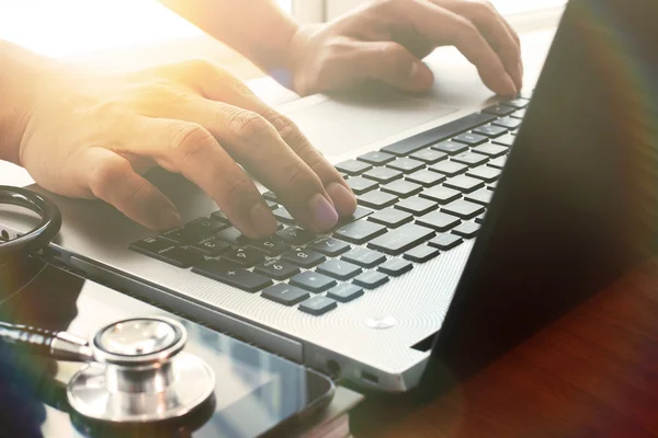Médico trabalhando com tablet digital e computador portátil em medica — Fotografia de Stock