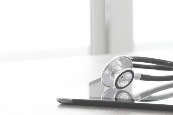 Studio-Makro aus Stethoskop und digitalem Tablet auf Holztisch — Stockfoto