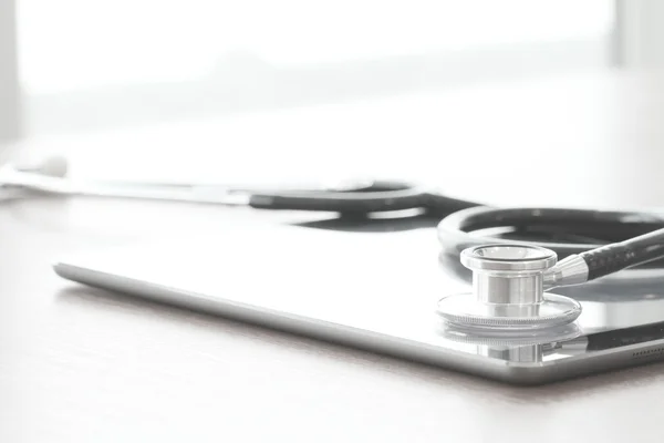 Studio macro of a stethoscope and digital tablet on wood table b — Stock Photo, Image