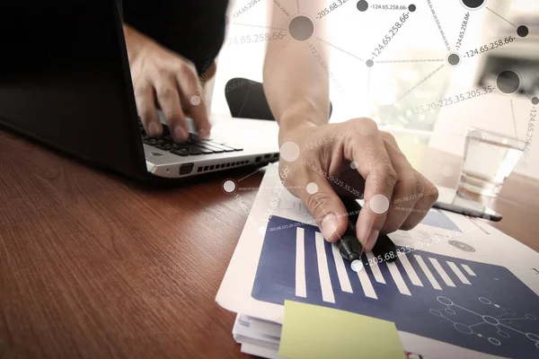 Documentos comerciales en la mesa de la oficina con teléfono inteligente y digital — Foto de Stock