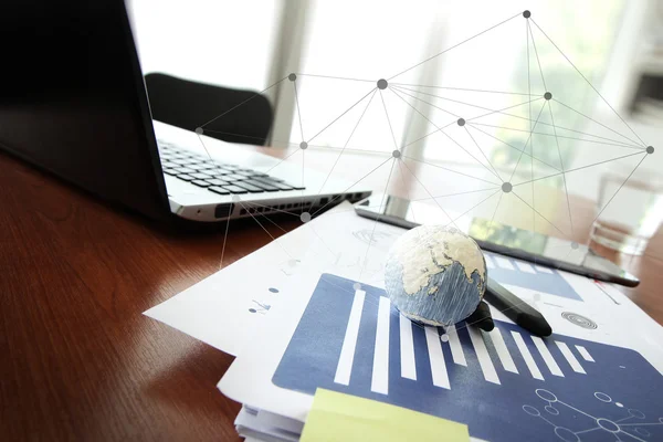 Geschäftsdokumente auf Bürotisch mit Textur der Welt auf sma — Stockfoto