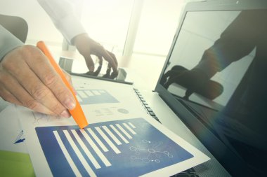 ofis masaları ile akıllı telefon ve dijital iş belgeleri 