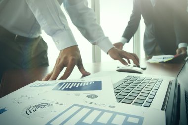 ofis masaları ile akıllı telefon ve dijital iş belgeleri 