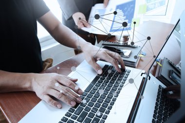 ofis masaları ile akıllı telefon ve dijital iş belgeleri 