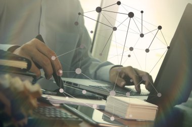Dizüstü bilgisayar ve cep telefonu ile bulutlu eff kullanarak iş adamı ele