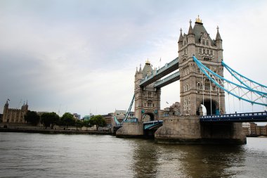 Tower Bridge bulutlu günde