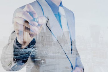 Yeni modern bilgisayar ile birlikte çalışma işadamı çift pozlama 