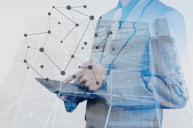 Çift pozlama ile dijital tablet kullanarak başarı işadamı