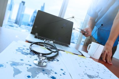 Dizüstü bilgisayar tıbbi çalışma alanı Office ile çalışan doktor 
