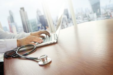 Dizüstü bilgisayar tıbbi çalışma alanı Office ile çalışan doktor 