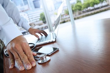 Dizüstü bilgisayar tıbbi çalışma alanı Office ile çalışan doktor 