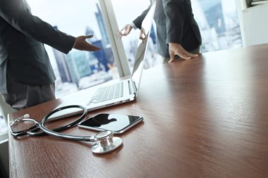 dizüstü bilgisayar tıbbi çalışma alanında çalışan takım doktoru