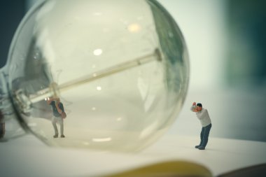 Yaratıcı bir fikir kavramı - minyatür fotoğrafçı vintage Light ile