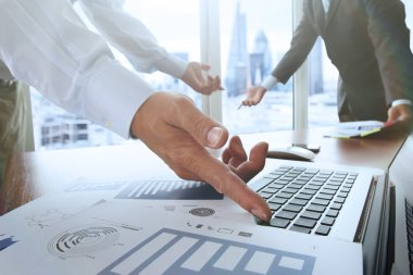 ofis masaları ile akıllı telefon ve dijital iş belgeleri 