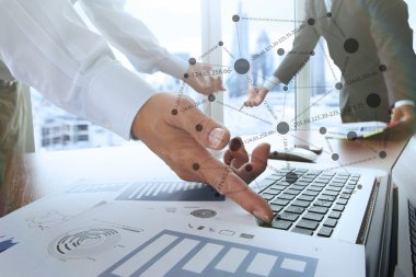 ofis masaları ile akıllı telefon ve dijital iş belgeleri 