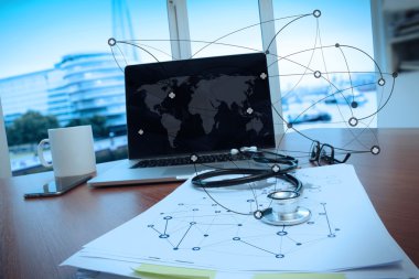 Tıbbi çalışma alanı memur dizüstü bilgisayarla doktor çalışma alanı