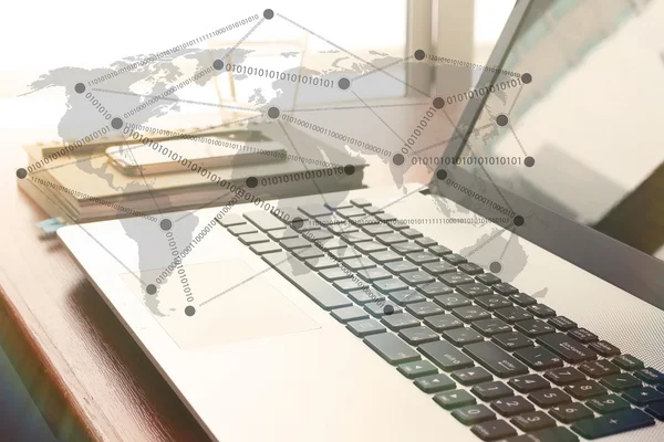 ラップトップ コンピューターが職場概念として木製の机の上は — ストック写真