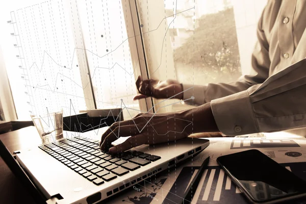 Geschäftsmann Hand arbeitet an Laptop-Computer auf hölzernem Schreibtisch als c — Stockfoto