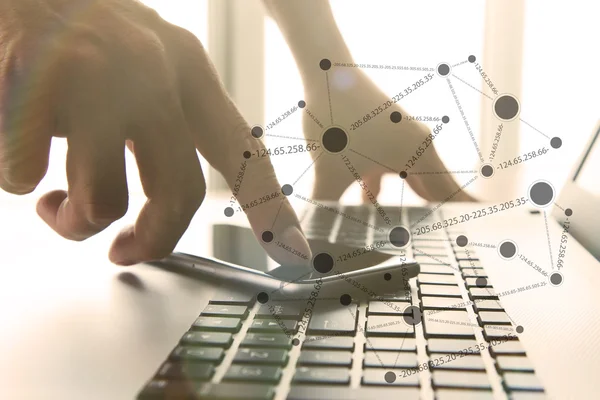 Affärsman hand med laptop och mobiltelefon i office — Stockfoto