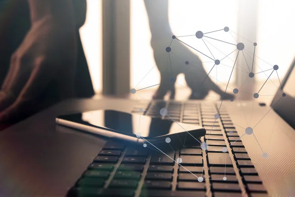 Affärsman hand med laptop och mobiltelefon i office — Stockfoto